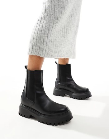Amber chunky chelsea boots in black